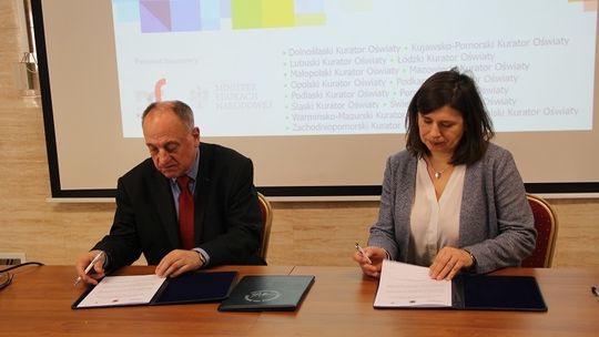 Podpisanie porozumienia między powiatem malborskim, a Warszawskim Instytutem Bankowości w ZSP nr 3