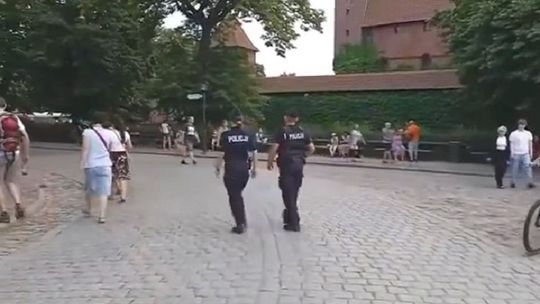 Policjanci dbali o bezpieczeństwo podczas „ Oblężenia Malborka”.