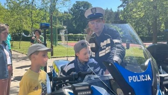 Policjanci i motocykliści z trójmiejskiego stowarzyszenia z wizytą w specjalnym ośrodku w Uśnicach