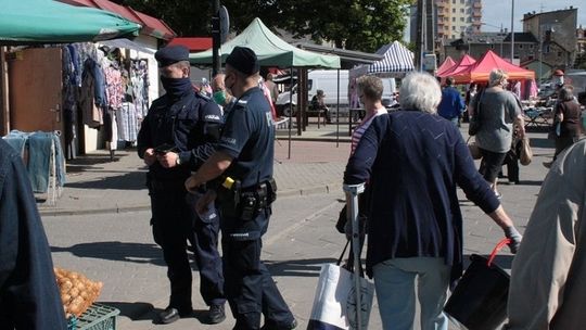 Policjanci kontrolują malborskie targowisko