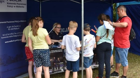 Policjanci na pikniku rodzinnym promowali bezpieczeństwo podczas wakacji
