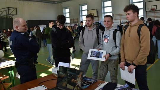Policjanci na Targach Edukacyjnych w Malborku