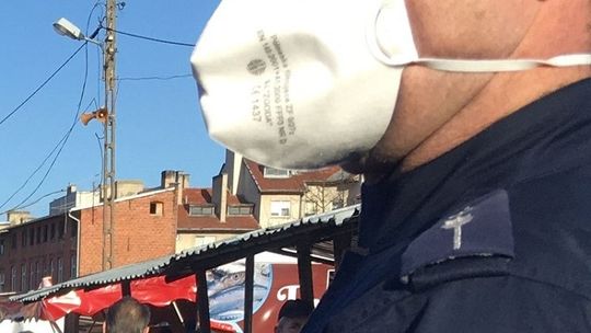 Policjanci przypominają – koronawirus nie zniknął. Bądź odpowiedzialny -  przestrzegaj obostrzeń i zaleceń sanitarnych.