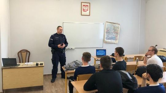 Policjanci spotkali się z malborskimi maturzystami.