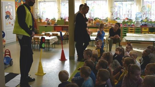 Policjanci uczą najmłodszych zasad bezpieczeństwa.