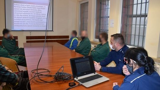 Policjanci uczestniczyli w programie „Świadomy kierowca” w Zakładzie Karnym w Malborku