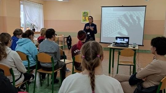  Policjanci uczestniczyli w projekcie „Triada Profilaktyczna” w SOSW w Malborku.