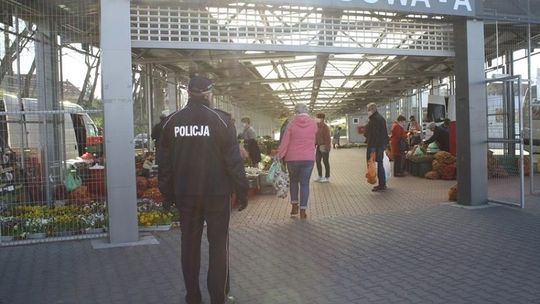 Policjanci  wciąż kontrolują działanie malborskiego targowiska.