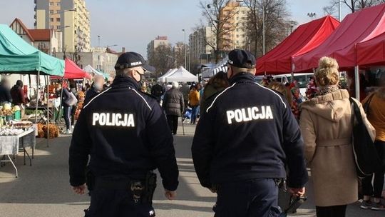 Policjanci wraz z SANEPIDEM kontrolowali malborskie targowisko