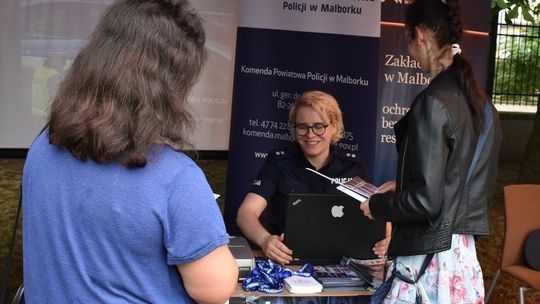 Policjanci zachęcali do wstąpienia w szeregi Policji podczas Letnich Targów Pracy.