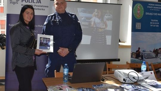 Policjanci zachęcali do wstąpienia w szeregi Policji podczas XVII Malborskich Targów Pracy.