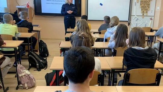  Policjantki rozmawiały z malborską młodzieżą na temat hejtu i mowy nienawiści. 