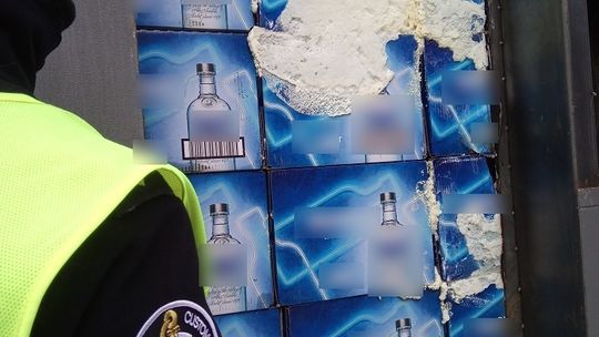 Pomorska KAS oraz gdańscy policjanci zabezpieczyli 25 tys. litrów alkoholu i przekazali go na walkę z COVID-19