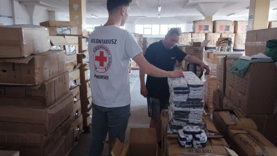 Pomorska KAS przekazała odzież dla potrzebujących dzieci