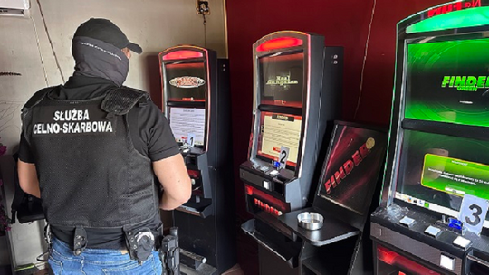 Pomorska KAS walczy z nielegalnym hazardem. Kolejne zatrzymania automatów i współorganizatorów.