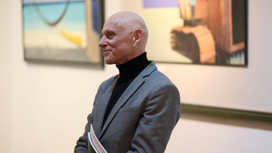 🎧Posłuchaj: Ciepło kolorów w środku zimy – Zbigniew Chrostek prezentuje „Dziedzictwo” w Galerii Nova.