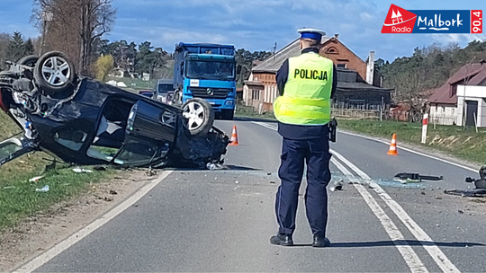 🎧Posłuchaj: Dachowanie auta w Dąbrówce Malborskiej. Dwie osoby trafiły do szpitala.