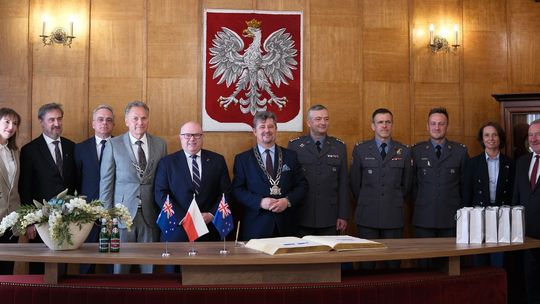 🎧Posłuchaj: Dyplomatyczna wizyta w Malborku. Ambasadorowie Australii i Nowej Zelandii oddali hołd poległym.