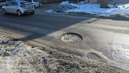 🎧Posłuchaj: Dziury po zimie straszą kierowców i pieszych. Malbork rusza z wiosennymi naprawami.