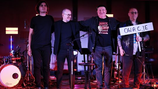 🎧Posłuchaj:  „Kobiety jak te kwiaty”. Nastrojowy koncert Piotra Bukartyka & Ajagore w Malborku.