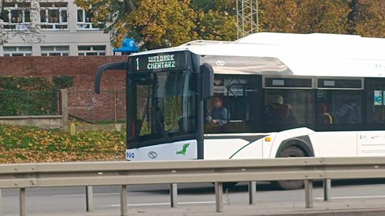 🎧Posłuchaj: MZK tuż przed świętem Wszystkich Świętych zwiększy częstotliwość kursowania autobusów na linii nr 1 i 3.