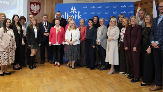 🎧Posłuchaj: Nagrody Burmistrza dla nauczycieli z malborskich szkół podstawowych i przedszkoli. Doceniono 16 osób.
