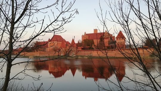 🎧Posłuchaj: Nocne zwiedzanie pełne tajemnic. Malbork zaprasza na Europejską Noc Muzeów.