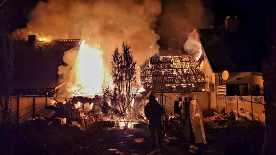 🎧Posłuchaj: Pożar czterech domów w Nowym Stawie. Mieszkańcy ewakuowali się sami.