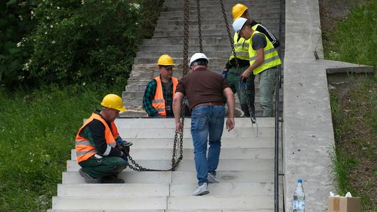 🎧Posłuchaj: Remont schodów na bulwar nad Nogatem. Prace potrwają do poniedziałku.