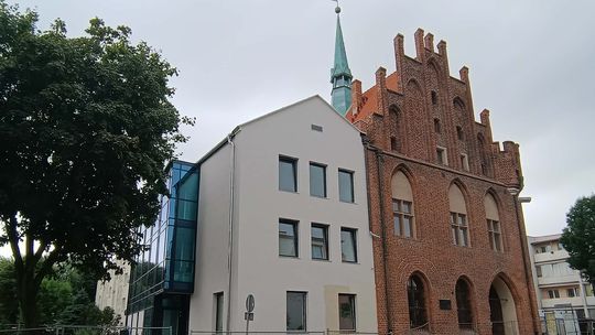 🎧Posłuchaj: Renowacja malborskiego ratusza droższa przez zmianę koloru elewacji. Miasto poniesie dodatkowe koszty.