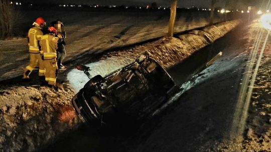 🎧Posłuchaj: Samochód wylądował w rowie. Policja apeluje o ostrożność!