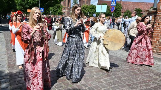 🎧Posłuchaj:  Średniowieczny korowód przeszedł ulicami Malborka.