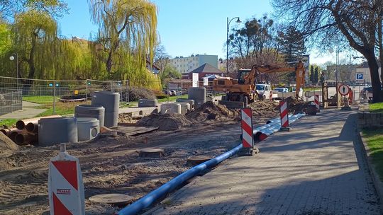🎧Posłuchaj: Trwają intensywne prace ziemne przy przebudowie instalacji sanitarnej i wodociągowej na ul. Piłsudskiego.