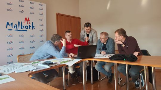 🎧Posłuchaj: Wykonawca odpowiada na pytania o doświadczenie przy budowie skateparków.