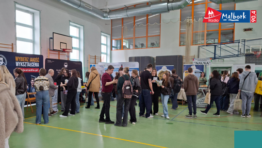 🎧Posłuchaj: XV Targi Edukacyjne za nami – zobacz, co działo się w II LO!