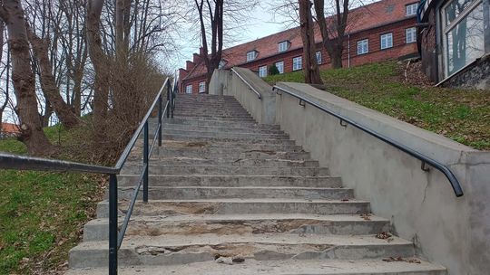 🎧Posłuchaj:  Zniszczone schody za Urzędem Miasta będą remontowane. Prace ruszą w kwietniu.