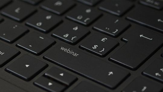 🎧Posłuchaj: ZUS zaprasza płatników na bezpłatne webinarium.