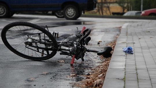 Potrącenie rowerzystki. Malborska policja apeluje - bądź widoczny na drodze! 