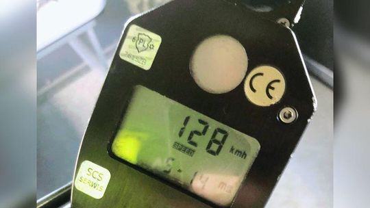 Powiat malborski. 25-latek przekroczył dozwoloną prędkość na obszarze zabudowanym o 78 km/h. Odpowiadał w warunkach recydywy.