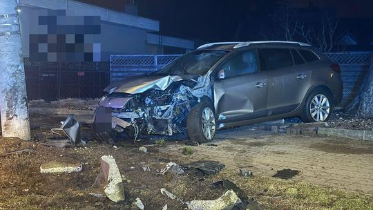 Powiat nowodworski. Nietrzeźwy kierujący uderzyl w słup oświetleniowy.