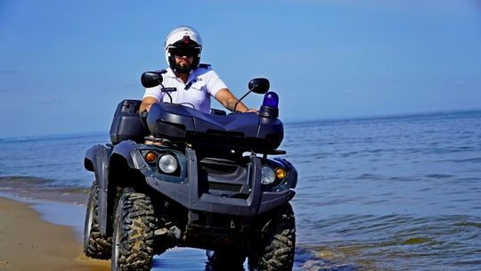 Powiat nowodworski. Policjanci na quadach patrolują tereny nadmorskie.