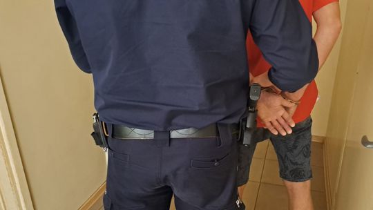 Powiat nowodworski. Ukradł alkohol, zaatakował ochroniarza i policjantów – został zatrzymany.