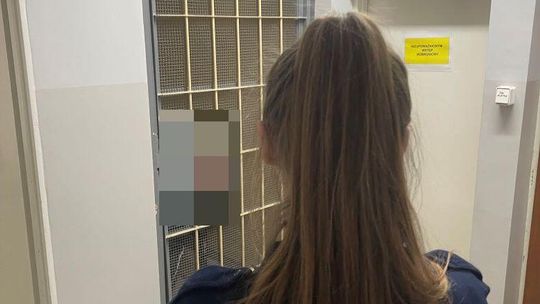Powiat sztumski. 44-letni Mężczyzna uciekał przed kontrolą, znieważył funkcjonariuszy i uszkodził radiowóz. Został zatrzymany