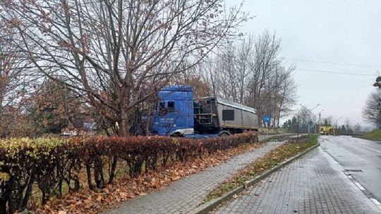 Powiat sztumski. Stracił panowanie nad pojazdem uszkodził chodnik i uderzył w latarnię