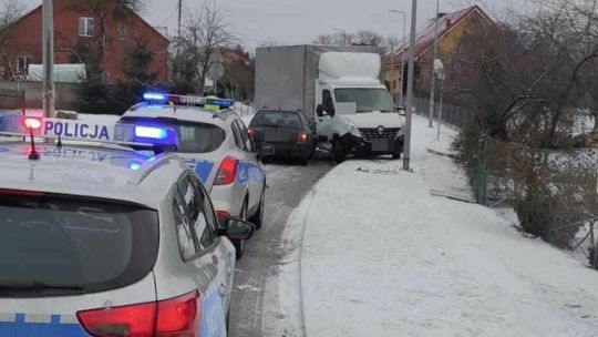 Powiat sztumski. Trudne warunki na drogach i seria kolizji.