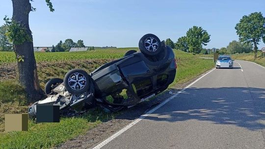 Powiat sztumski. Zasłabnięcie kierowcy przyczyną wypadku – pojazd uderzył w drzewo.
