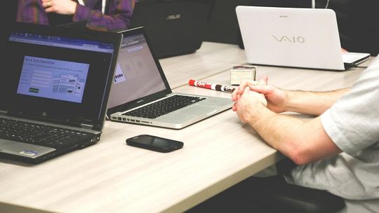 Pracownicy są w dobrych nastrojach i chcą zarabiać więcej, ale podwyżki nie przekroczą inflacji