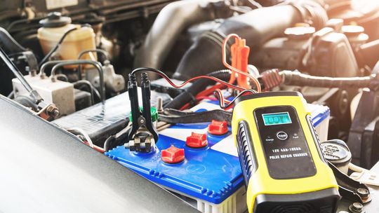 Prostowniki warsztatowe ? jakie funkcje powinien mieć profesjonalny model?