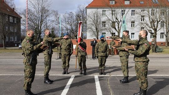 Przysięga wojskowa u podnóża malborskiego zamku