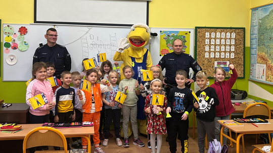 Roadpol Safety Days. Spotkanie malborskich funkcjonariuszy z uczniami Szkoły Podstawowej nr 2.